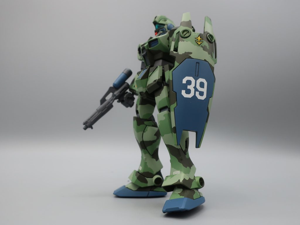 ドアを開けて店内に入ります「いらっしゃいませー」「いらっしゃいませー」勢いよく入店した私と友人は店に入った瞬間に戦う気がなくなりました。ヤンキー兄ちゃんの隣にいる女性。 おなかが大きいのです。妊婦さんです。 ヤンキー兄ちゃんにも妻がいたのです。 私はポケットの中で握っていたメリケンサックから手を離しました。 そしてテーブル席を選び座りました。妊婦さんは大事にしなければなりません。ドズル中将も妻のゼナを気遣っていたからです。