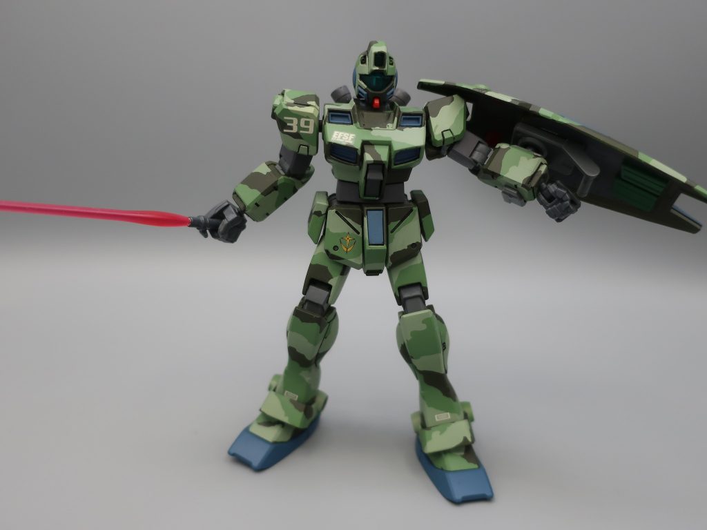 ふとヤンキー兄ちゃんの嫁を見ると 『今すぐ家に帰って安静にしてくれーー』 と思うばかりです。 ドズル中将も妻のゼナをソロモンから脱出させていたからです。すると おばちゃんが注文を聞きにきました。 ヤンキー兄ちゃんの母です。 アルバイトが雇えないので唯一の味方である母が手伝いに来ています。 私と友人は ラーメン 味噌ラーメン 餃子 から揚げ を注文しました。 おばちゃんは接客には慣れていないようです。 なぜなら今までは水産工場で魚の内臓を取り出すパートをしていたからです。