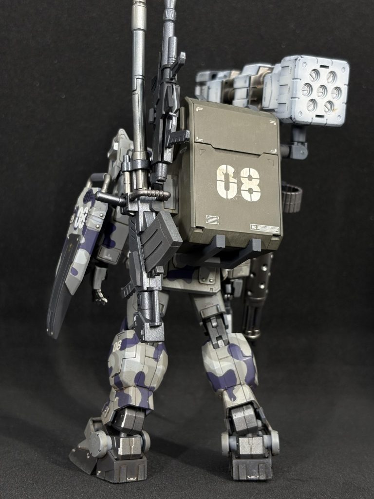 バックショットコンテナのサイドにホルダーを付けてロケットランチャー、キャノン砲、ビールライフルを架装出来るようにしました。