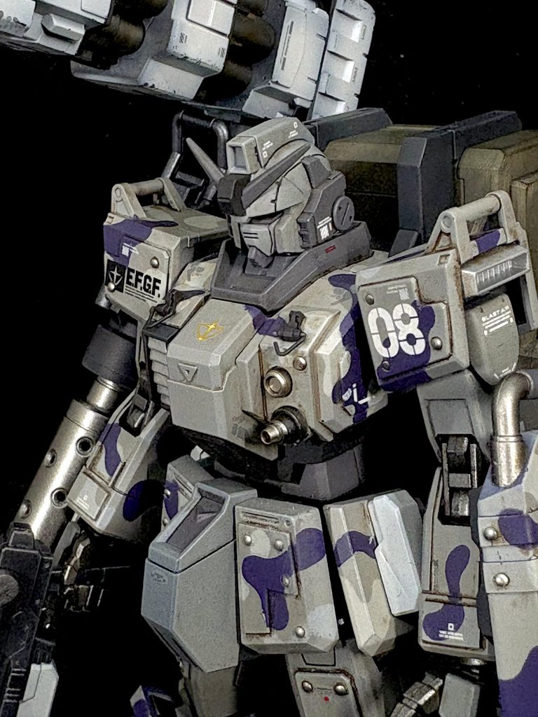 上半身アップ左胸は金属パーツでディティールアップしました。左胸のはバルカンだったのね。それを知ってハイキューパーツさんのガンマズルを埋め込みました。