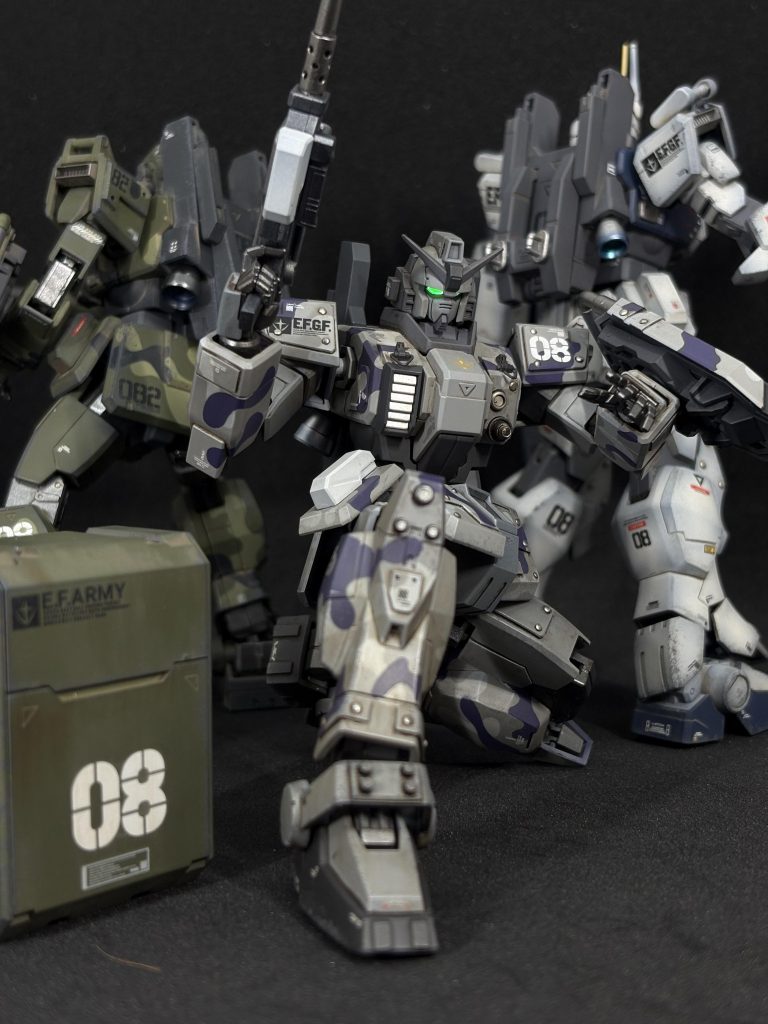 前回の陸戦型ガンダム（グリーン迷彩）、前々回のEZ-8と一緒にパチリ。これで08MS小隊完成〜。あ、トラックないわ。キットで売ってるんかな？