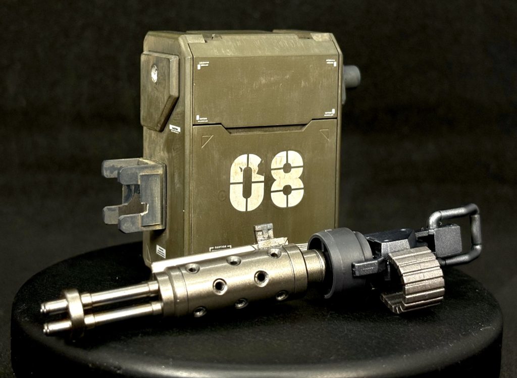 ガトリングはデミトレーナーの拡張パーツから拝借だったと思います。ちょっと長かったので少し短くし、右腕に取り付けても違和感ないようにしました。銃身は穴を空けてリアリティアップ。