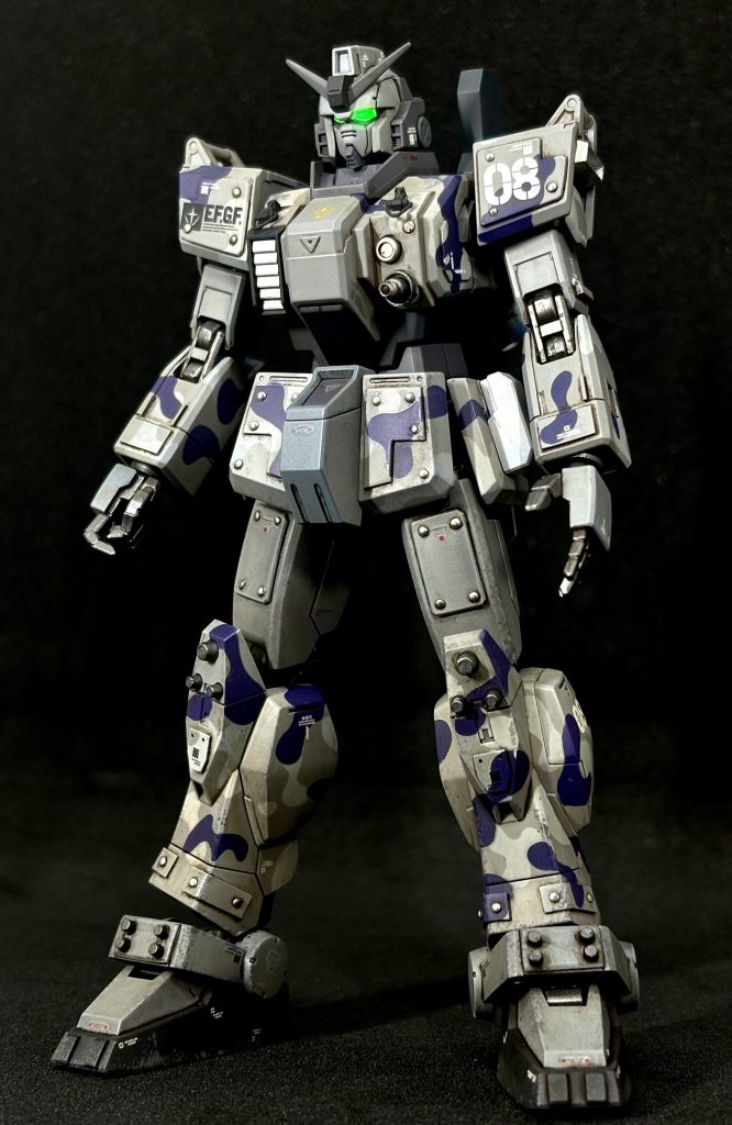 素立ち①全身に貼り付けたスタッズは虫ピンの頭部分です！市販金属パーツは高いので、虫ピンの頭だけを切り飛ばして貼り付けました。1個1円もしないのでコスパ最強〜。細めの虫ピンだと、ヘッドサイズは1.3㍉程度、軸部分は0.6㍉程度です。市販パーツより精度にバラツキはありますがなんせ安い。大量に使う場合は虫ピン一択です。