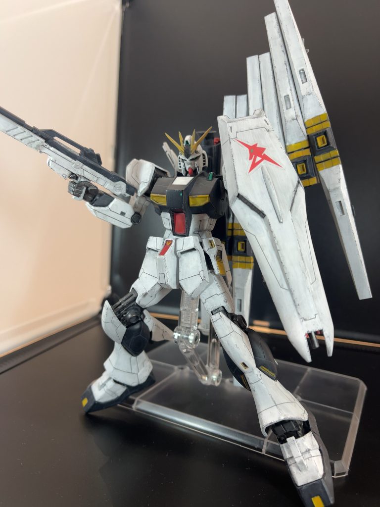 軽くポージング。やっぱりアクションベースがないと安定しませんね。でもアクションベースがあってもファンネルの重さで左に傾くのでつま先を接地させてます。総じて前回よりも上手くできたと思うので良かったです。次何作ろうかなー