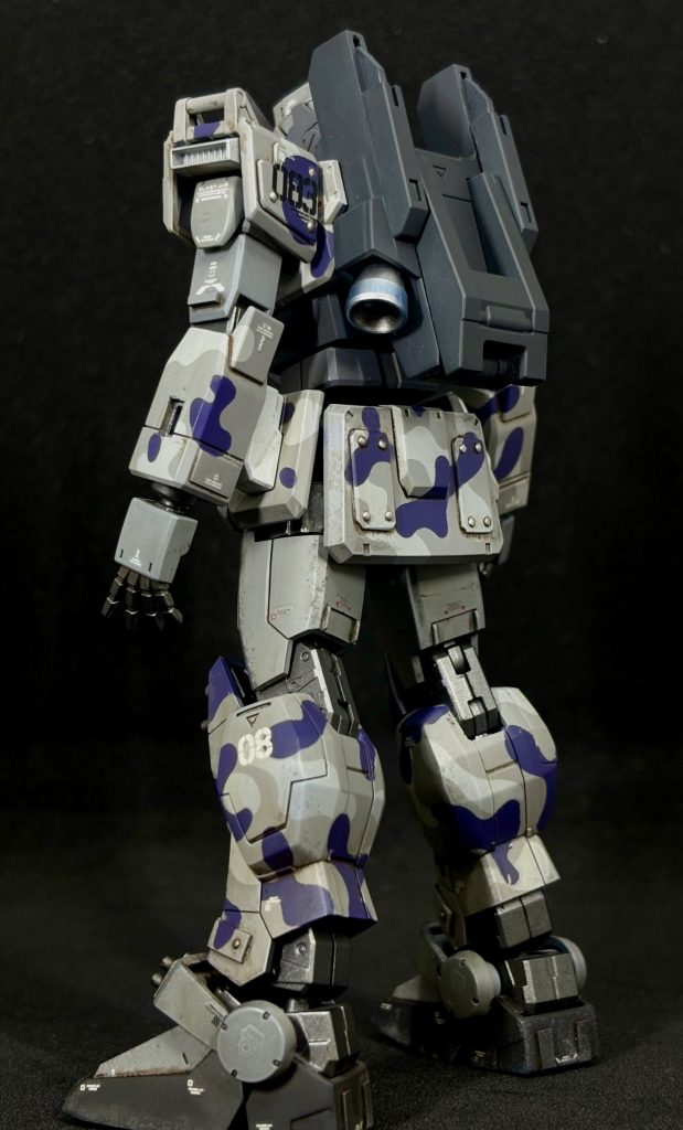 素立ち②今回も迷彩塗装はハイキューパーツさんのクラウド型マスキングシールを使いました。Sサイズのものですが、それでもHGだとサイズが大きくて使いにくいのが多い。。。もう少し小さいのがたくさんあればベストなんですが。。