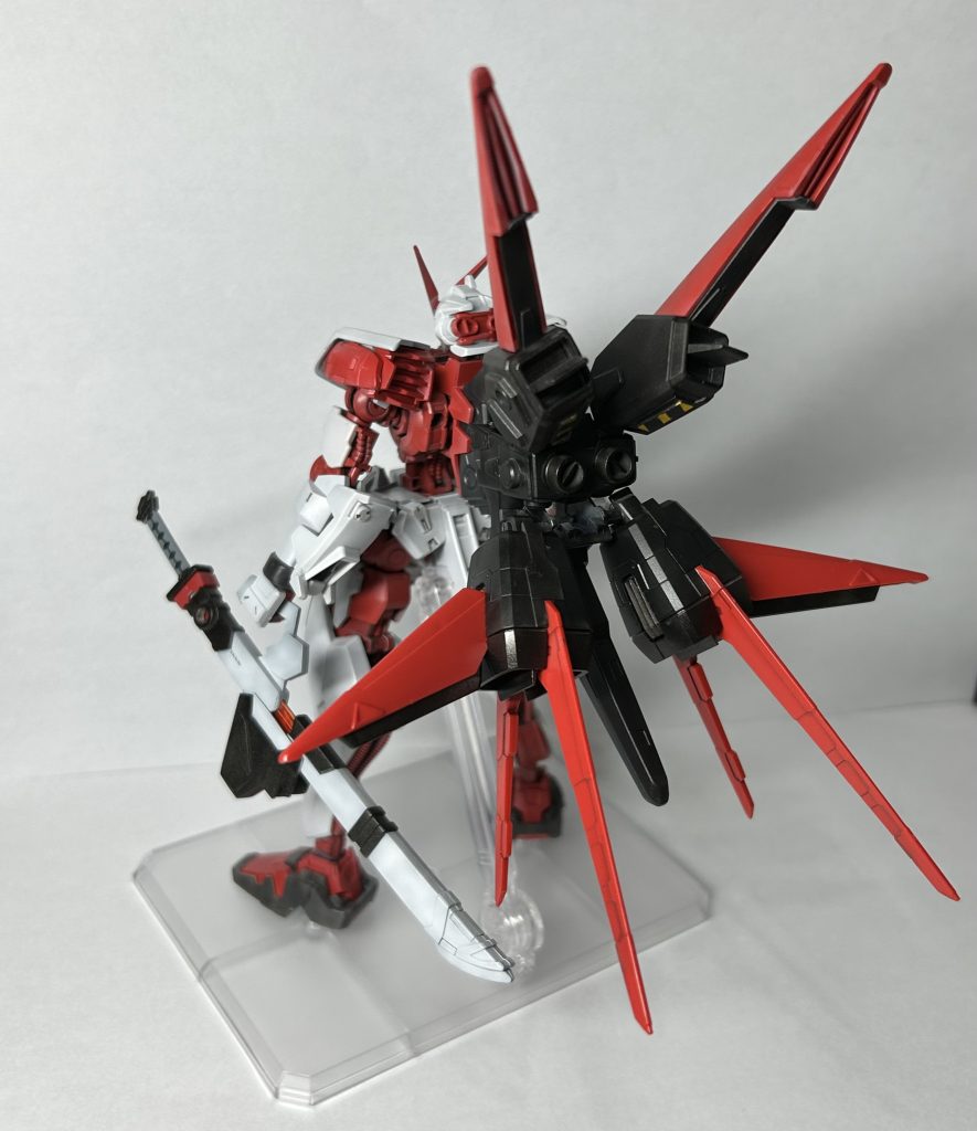 ・背面②フライトユニット本体も少しディテールを足したりしています。また、刀の鞘も白を基調に配色を変更。