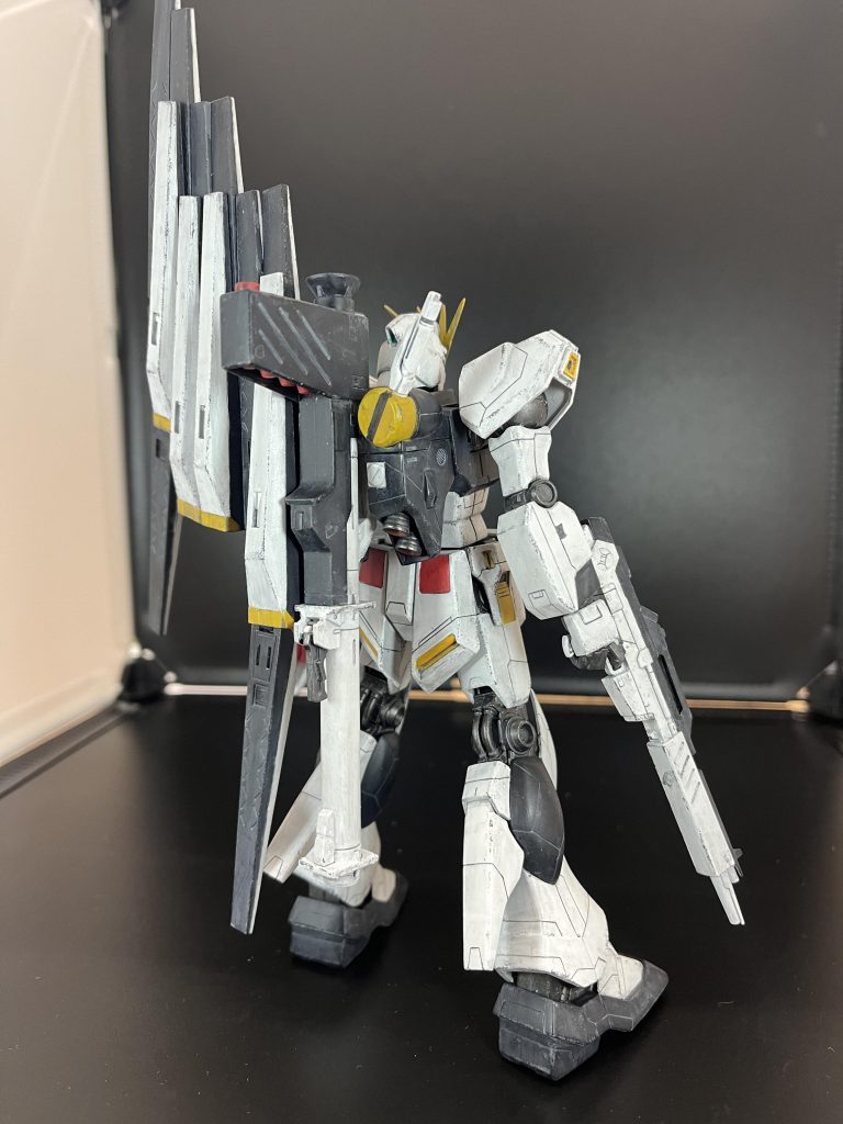 後ろ姿。黒部分のスミ入れはスミ入れ塗料のグレーでやったのですがあまり目立ちませんね…でももっと薄い色だと目立ちすぎそう…チッピングも前回失敗したのでリベンジだったのですが前回よりはいい感じにできたと思います。スポンジヤスリのスポンジを使ったんですけど結構いい感じですね。使いやすかったです。