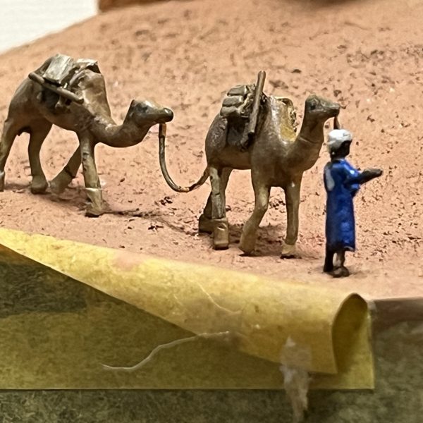 ラクダキャラバン完成！😆現地人もいい感じに仕上がりました。ザクが更に風化しました😁とりあえず真綿を広げて砂煙のイメージ作り…（3枚目）