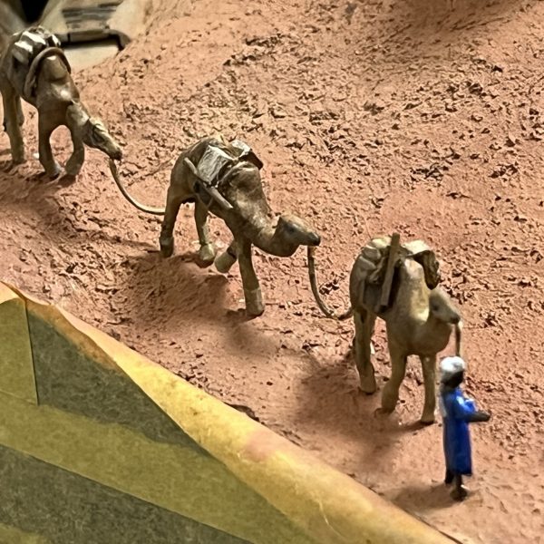 ラクダキャラバン完成！😆現地人もいい感じに仕上がりました。ザクが更に風化しました😁とりあえず真綿を広げて砂煙のイメージ作り…（2枚目）