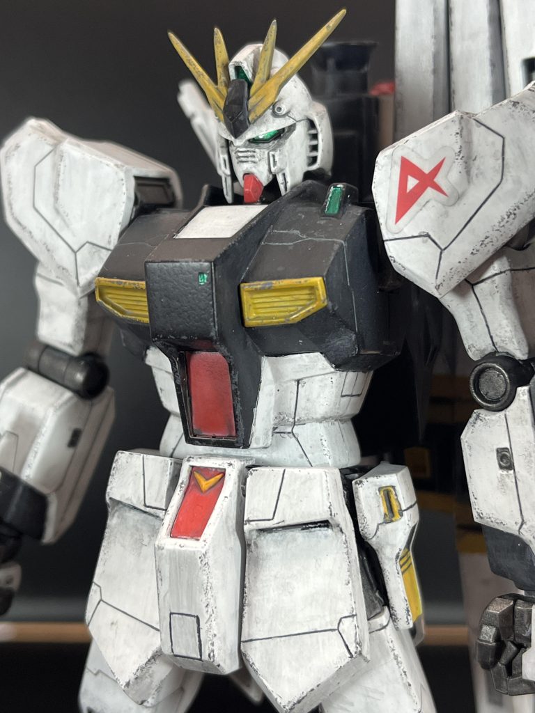 バストアップ。デカールが売ってなかったので本体についてたシールを使用したのですがやっぱり厚いですね。枠がくっきり残ってしまって残念なことに…首は顎が引けるように延長したんですがあまり動かなかったので軸裏を少し削ってます。それでもあんまり動かなかったのでもっと削っても良かったかな…でも削りすぎてガタガタになったもいやだなぁ。目は思ったよりしっかり発色してくれたので良かったです。