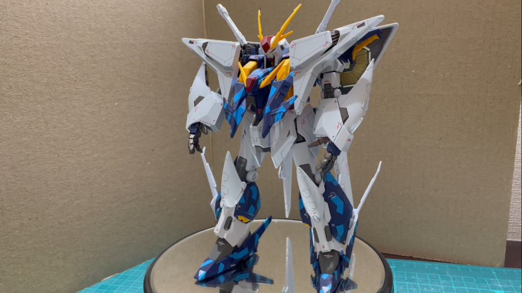 全身カラーリングは小説版をイメージして、なんとなく迷彩風にしました。顔はνガンダムかハイニューのフェイスパーツに変更しています。