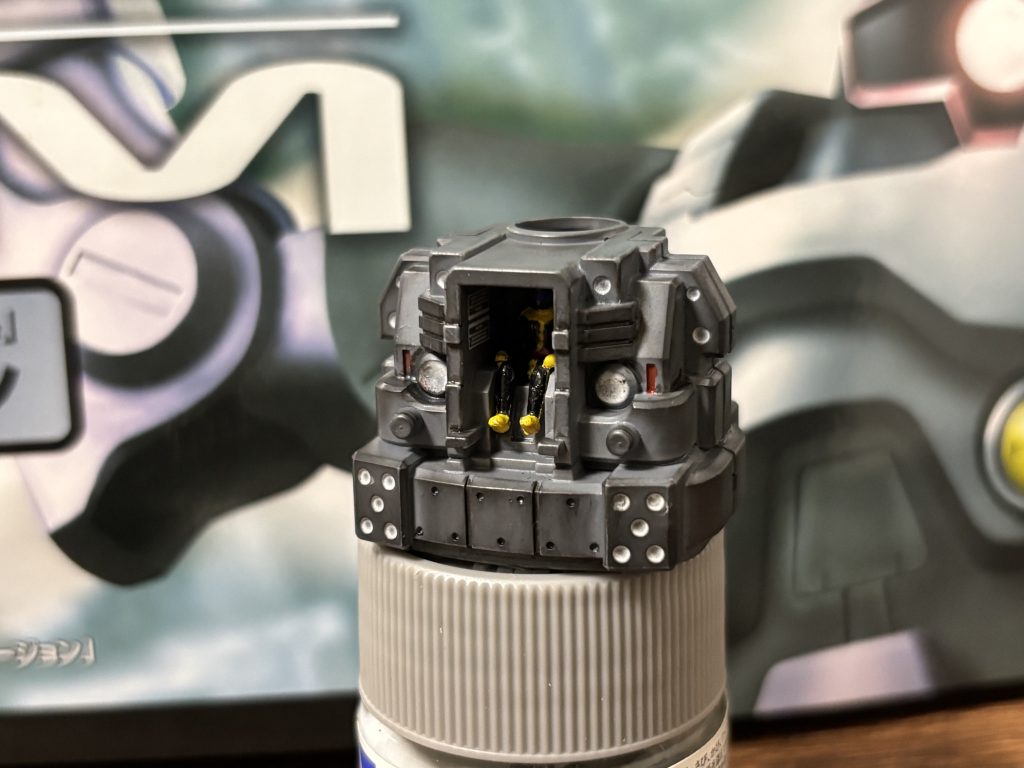 組んでしまうと見えませんがコクピットブロックも塗り分けています。