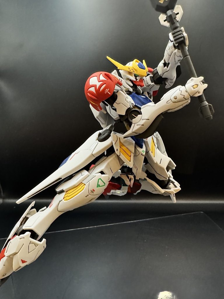 可動域もあって両手持ちもOK。色々遊んでたら塗装ハゲまくってきたので大人しくします。