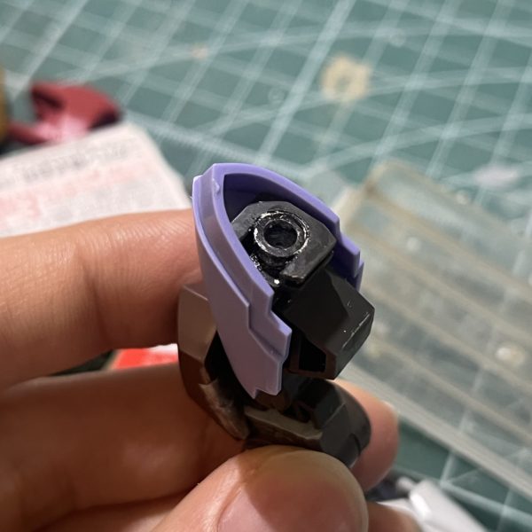 誰？とか悲しいことは言わないでくださいね？超ご無沙汰してます。Lasguaです。なんで1年間何の更新もなかったかっていうと大学の卒研&新社会人になった時のドタバタでプラモをやる時間が全くと言っていいほど無くてですね…ようやく落ち着いてきたのでやっと更新できます。長らくお待たせしました。😅今はG-ALIVE！という模型サークルに所属して今年のホビーショー向けにジンクス併せ用のジンクス改造真っ只中という訳です。そして改造の話。自分で描いたラフ絵を元に改造してる訳ですが、既存のHGじゃ可動域が全然ないのでMGを元に胴体を分断、ボールジョイントを仕込んで前後に動くようにしました。あとは足の移植。ジークルーネの足を真ん中でぶった切って接着、百錬とジークルーネの足が付けられるように5mmプラパイプで延長&追加、という感じです。下手っぴなラフ絵からわかる方もいるかもしれませんが、これはいつぞややったガンプラ×モンハン計画の続き。つまり第2弾ということです。諸事情あって第2弾と第3弾が入れ替わりますがそこはご容赦ください( ˊᵕˋ ;)💦ということでまたGUNSTAを更新していきますので今後ともよろしくお願いします🙇（4枚目）