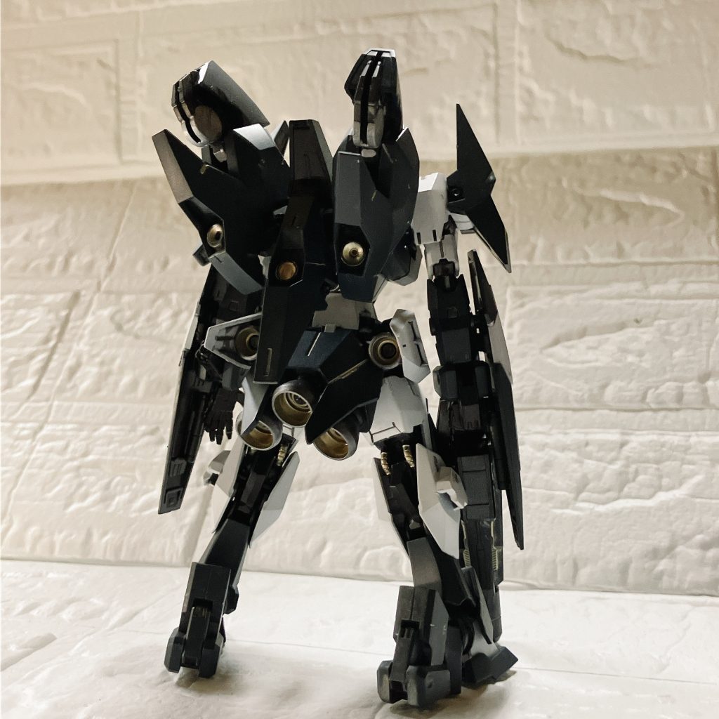 背中にはルブリスソーンの下半身をまるまる使ってブースターにしています