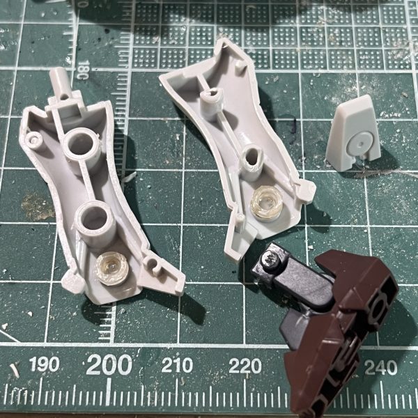 誰？とか悲しいことは言わないでくださいね？超ご無沙汰してます。Lasguaです。なんで1年間何の更新もなかったかっていうと大学の卒研&新社会人になった時のドタバタでプラモをやる時間が全くと言っていいほど無くてですね…ようやく落ち着いてきたのでやっと更新できます。長らくお待たせしました。😅今はG-ALIVE！という模型サークルに所属して今年のホビーショー向けにジンクス併せ用のジンクス改造真っ只中という訳です。そして改造の話。自分で描いたラフ絵を元に改造してる訳ですが、既存のHGじゃ可動域が全然ないのでMGを元に胴体を分断、ボールジョイントを仕込んで前後に動くようにしました。あとは足の移植。ジークルーネの足を真ん中でぶった切って接着、百錬とジークルーネの足が付けられるように5mmプラパイプで延長&追加、という感じです。下手っぴなラフ絵からわかる方もいるかもしれませんが、これはいつぞややったガンプラ×モンハン計画の続き。つまり第2弾ということです。諸事情あって第2弾と第3弾が入れ替わりますがそこはご容赦ください( ˊᵕˋ ;)💦ということでまたGUNSTAを更新していきますので今後ともよろしくお願いします🙇（5枚目）