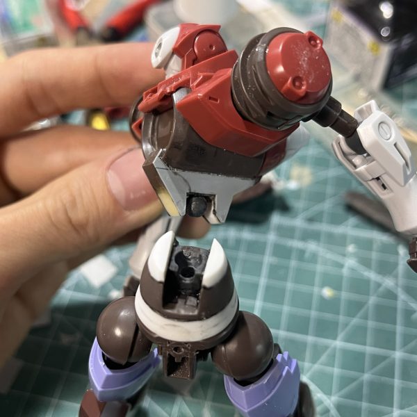 誰？とか悲しいことは言わないでくださいね？超ご無沙汰してます。Lasguaです。なんで1年間何の更新もなかったかっていうと大学の卒研&新社会人になった時のドタバタでプラモをやる時間が全くと言っていいほど無くてですね…ようやく落ち着いてきたのでやっと更新できます。長らくお待たせしました。😅今はG-ALIVE！という模型サークルに所属して今年のホビーショー向けにジンクス併せ用のジンクス改造真っ只中という訳です。そして改造の話。自分で描いたラフ絵を元に改造してる訳ですが、既存のHGじゃ可動域が全然ないのでMGを元に胴体を分断、ボールジョイントを仕込んで前後に動くようにしました。あとは足の移植。ジークルーネの足を真ん中でぶった切って接着、百錬とジークルーネの足が付けられるように5mmプラパイプで延長&追加、という感じです。下手っぴなラフ絵からわかる方もいるかもしれませんが、これはいつぞややったガンプラ×モンハン計画の続き。つまり第2弾ということです。諸事情あって第2弾と第3弾が入れ替わりますがそこはご容赦ください( ˊᵕˋ ;)💦ということでまたGUNSTAを更新していきますので今後ともよろしくお願いします🙇（2枚目）