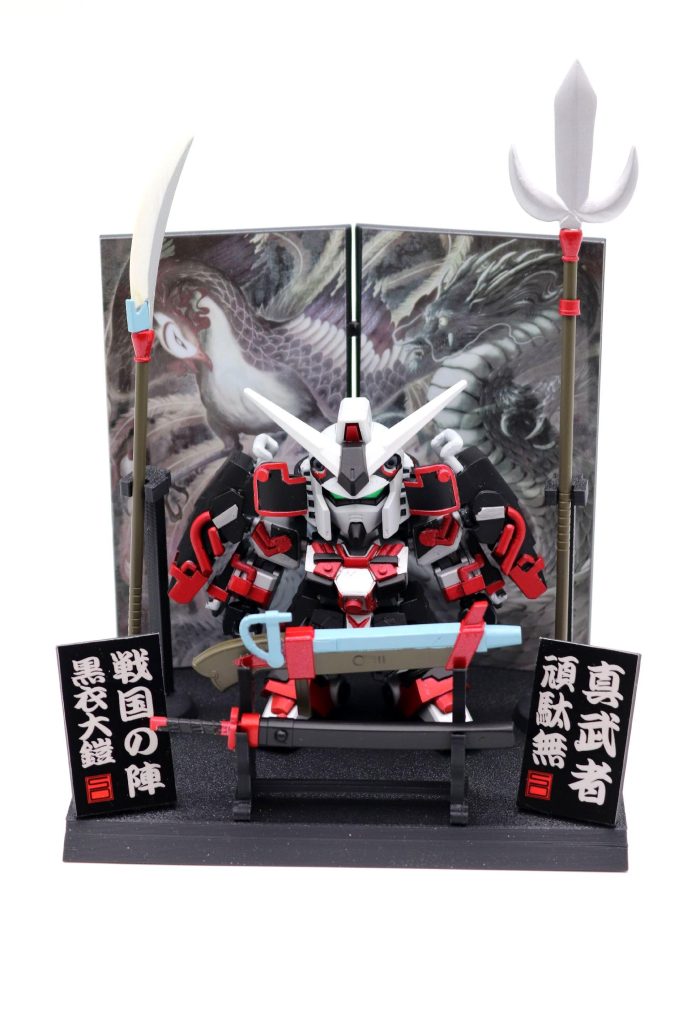 屏風の画像と、名札2種類はステッカーで再現。屏風、刀掛け、名札、長刀立ては3Dプリンターで作成いたしました。