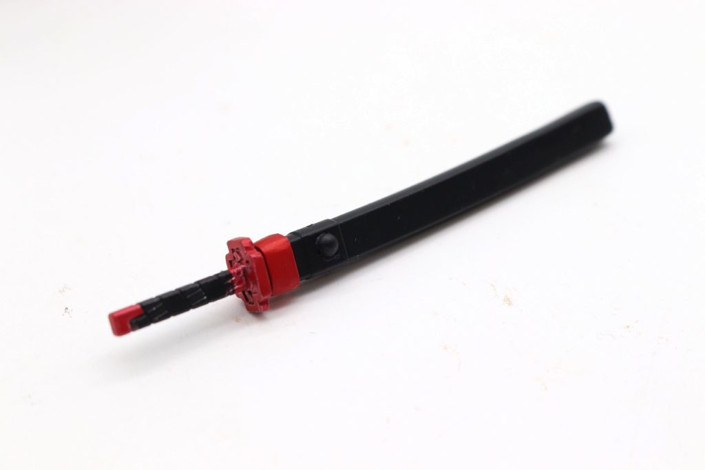 刀の鍔も作り直してあります。鞘も実はレジェンドは下がるんですが、腰にはめる部分を反対側にして、上がるようにしてあります。鞘の先も四角くプラ板加工してあります。この写真では見えませんけどね💦