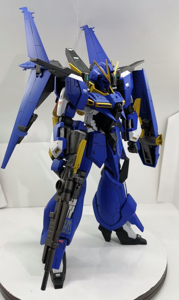 青を基調に白と山吹色？をアクセントで。ジオンが作ったガンダム的なものがガンダムとして帰ってきた…的な感覚は新鮮でしたね( ･ิω･ิ)