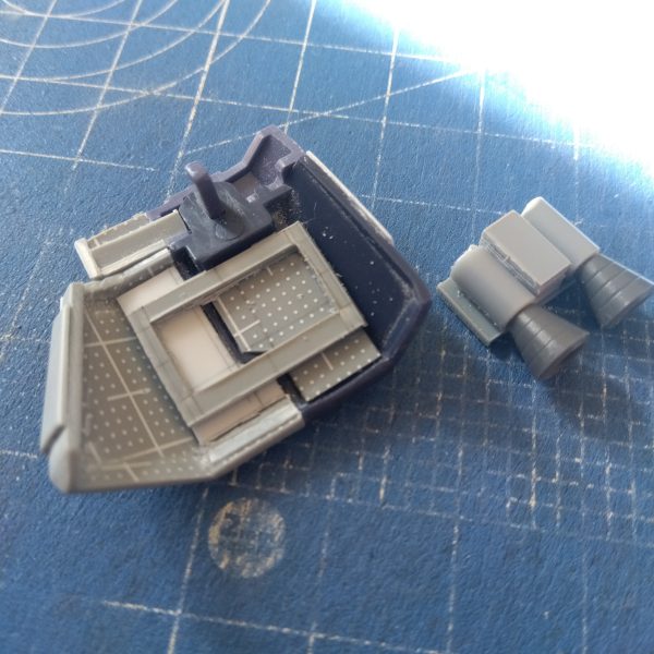 肩にバーニア仕込んだついでに、サイドスカート裏にもバーニア仕込みました☺️後ろが重たい作りなのでこれくらいないと旋回性能悪そうですからね😅いつものように外せるようにしてありますが、今回は枠にはめ込むような作りにしてみました！これだとピンとかダボとかネオジムとか接着もいらないから以外と便利かもですね😁（2枚目）