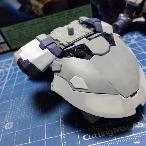 スカート周りのディテールアップは大体こんな感じですかね☺️これだけ見ると我ながらまったくドムを作ってるとは思えませんね(笑)画像④は皆大好きスカート裏のロマン(zaku-kao6)なんだかひっくり返したカブトガニに見えるのは気の所為だろうか…おまけ画像は初めての雪に興味津々のニャンコです😸（2枚目）