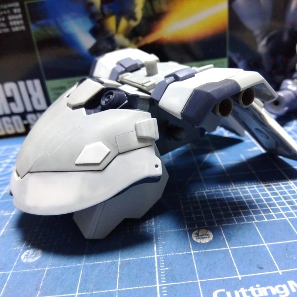 スカート周りのディテールアップは大体こんな感じですかね☺️これだけ見ると我ながらまったくドムを作ってるとは思えませんね(笑)画像④は皆大好きスカート裏のロマン(zaku-kao6)なんだかひっくり返したカブトガニに見えるのは気の所為だろうか…おまけ画像は初めての雪に興味津々のニャンコです😸（3枚目）