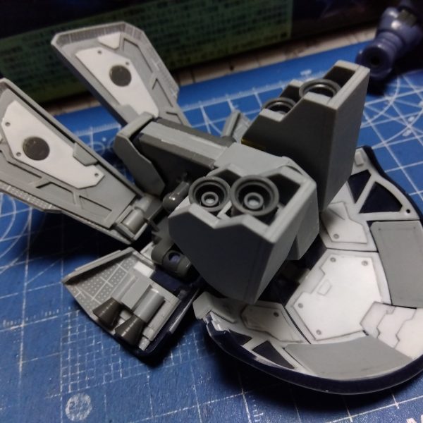 スカート周りのディテールアップは大体こんな感じですかね☺️これだけ見ると我ながらまったくドムを作ってるとは思えませんね(笑)画像④は皆大好きスカート裏のロマン(zaku-kao6)なんだかひっくり返したカブトガニに見えるのは気の所為だろうか…おまけ画像は初めての雪に興味津々のニャンコです😸（4枚目）