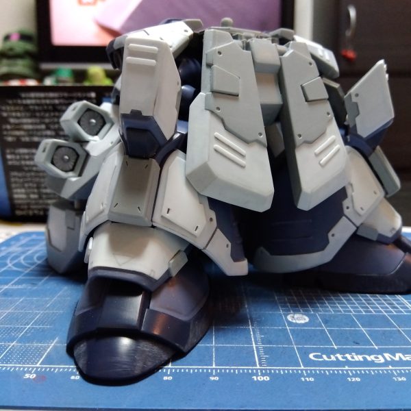 下半身のディテールアップ進めております☺️パーツがデカいので一工程一工程が手前もプラ板もかかります💦細かな装飾も入れる予定なのでまだまだ時間もかかりますね😵作業に集中しすぎて体があたこち痛くなるのでニャンコのように伸びてストレッチもしないとですね😸💦ガンプラとは関係ないですが、来たる2/22の猫の日商品でこんな日本酒を見つけたので購入してみました😆（2枚目）