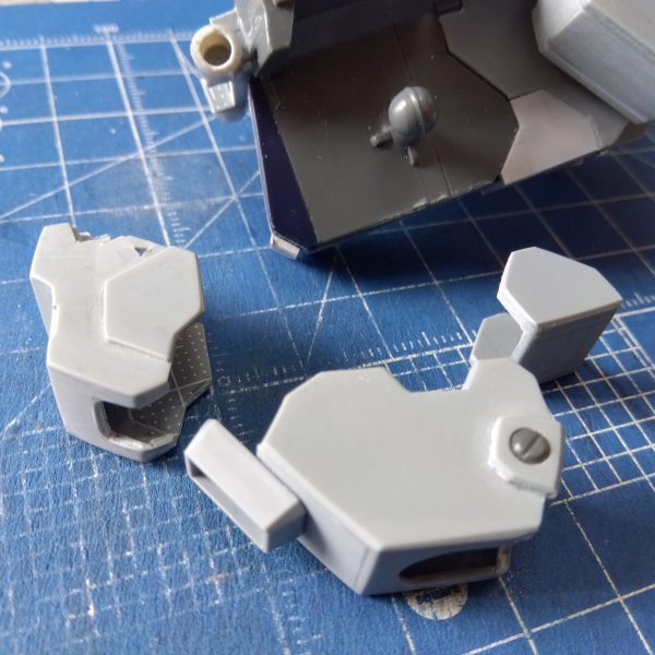 股下の改造進めております☺️後ろの重たいパーツとの接続部です。何か良いものはないかな〜と漁っていたところ、材料として使っていた30MMアルト陸戦仕様の武器がサイズもディテールも丁度良かったのでそのまま使ってみました😁でもこんなことしてますけど、後ろのパーツやスカート付けたらまったく見えなくなるという自己満足wこれぞ改造の醍醐味ですね🤣（5枚目）