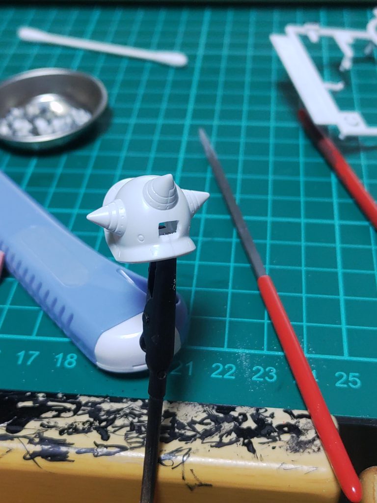 08小隊のザクはスパイク部分に四角の穴があるのでその部分をヤスリで調整をして開けました。