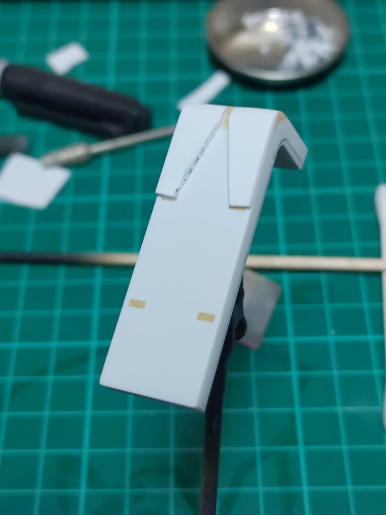 エポキシとプラ板で造形をしました。