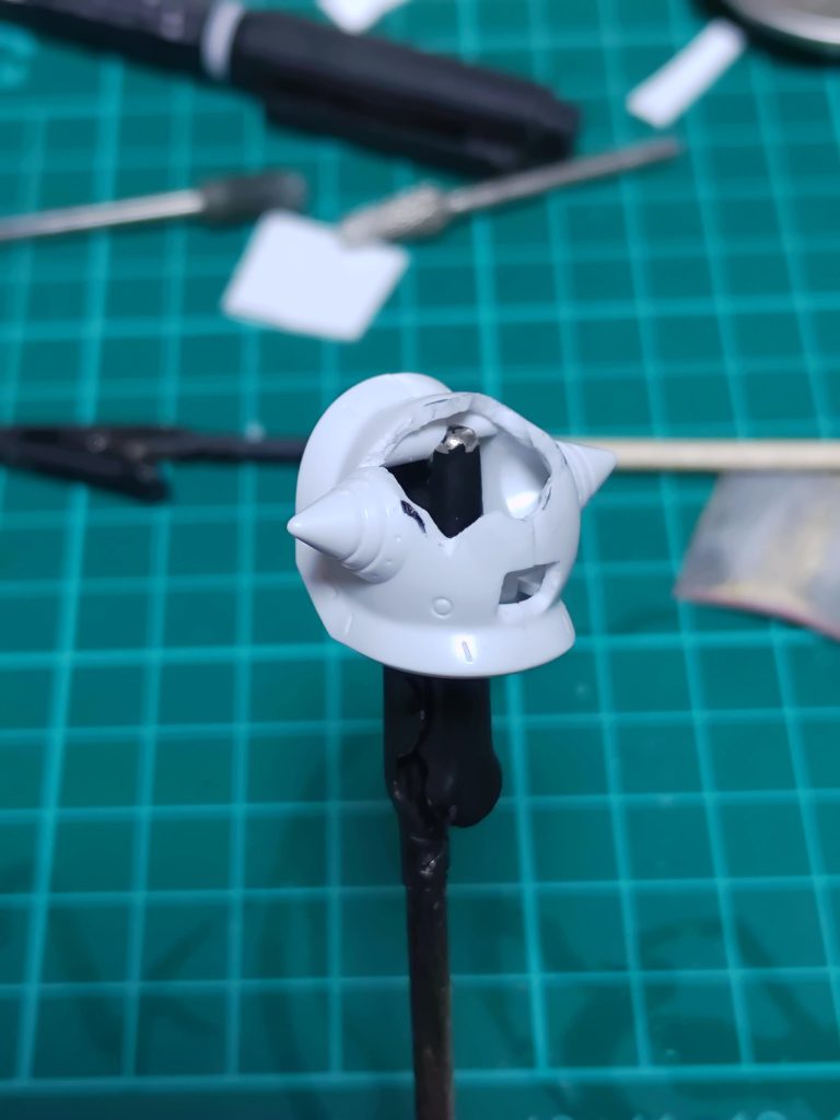 デル機はスパイク部分が破損しているので穴を開けてニッパーでジグザグに切って制作をしました。