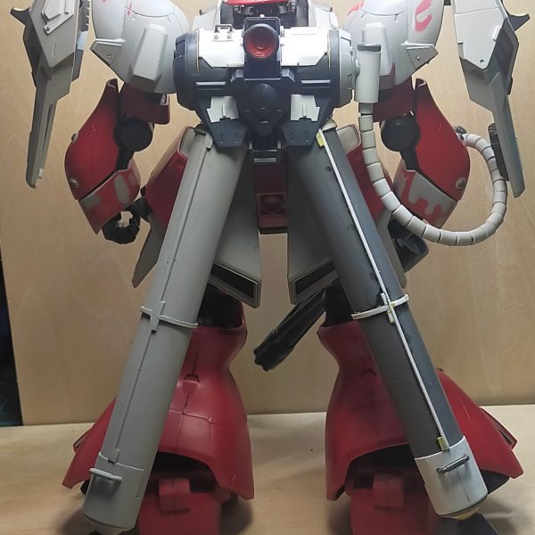 細々した改修をしながらディテールを盛っている設定を見ると太腿が細身だったので、一回りスリム化背面は塩ビパイプを使ってプロペラントタンクを追加したディテールは上半身をあらかた盛り終えたので、今後は下半身に手を入れていく（3枚目）