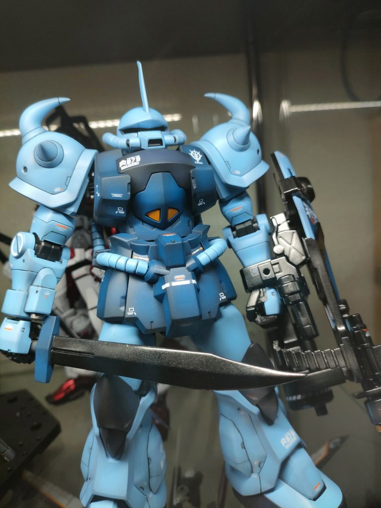 塗装は重厚感出す為に黒立ち上げで。サーフェイサーブラックから各色乗せました。水色はアルティメットホワイト+インディブルー+コバルトバイオレットを混ぜてエッジに黒を残しつつ。濃い青はインディブルー+グリーンを立ち上げ。黄色はオレンジイエローと黄色混ぜ混ぜして。関節はクレオスのなんちゃらシルバーをうっすらかけて。武器はごちゃ混ぜシルバーのグラデーション。