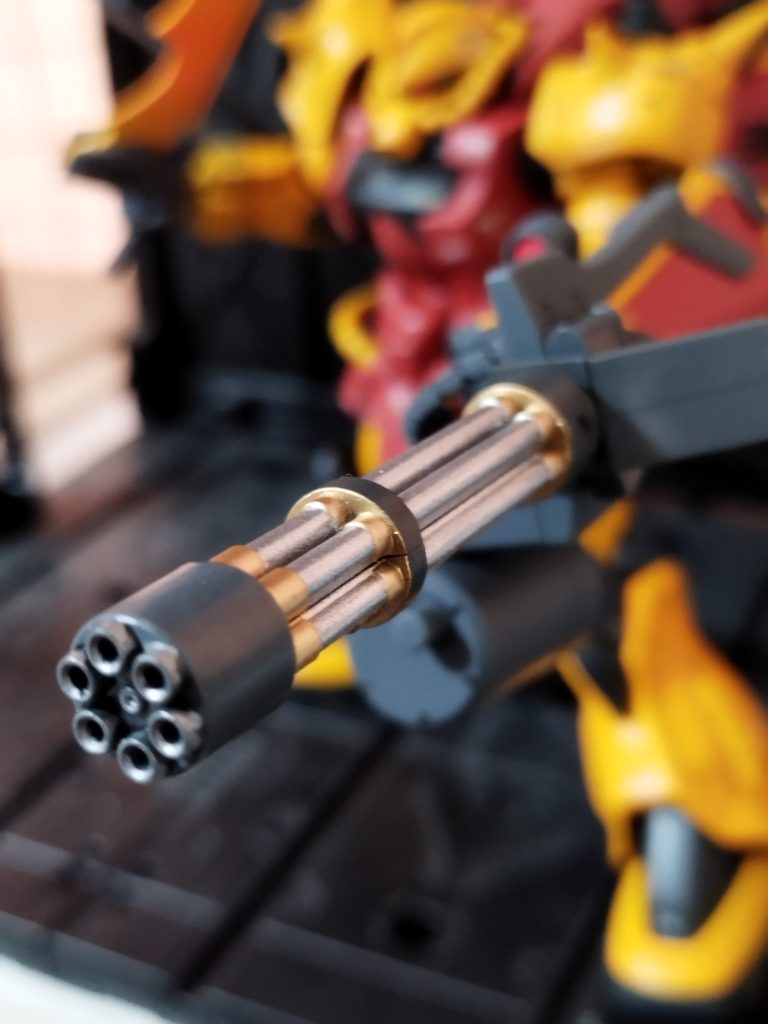 ガトリングは金銀使ってゴージャスにしてみました。ミスターカラーのシャインシルバー、塗りたて時はノペッとしてたんですが乾燥すると綺麗な金属感が出てきて良いですね