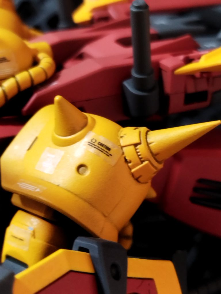 肩はモデリングサポートグッズで形状変更しグフイグナイテッドに寄せました。