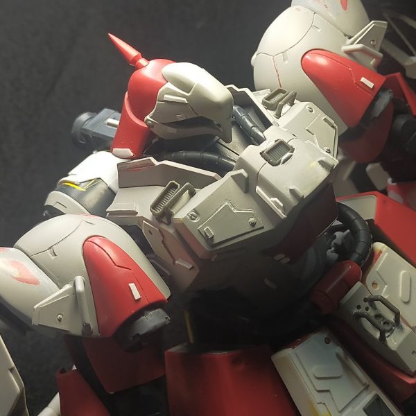 細々した改修をしながらディテールを盛っている設定を見ると太腿が細身だったので、一回りスリム化背面は塩ビパイプを使ってプロペラントタンクを追加したディテールは上半身をあらかた盛り終えたので、今後は下半身に手を入れていく（5枚目）