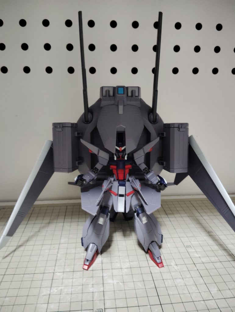 正面は目立たないですがアイフリッドの後ろにドラグーンをつけて、追加武装オプションがついて背中が大きくなりました。