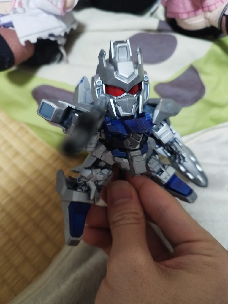 中古で買ったので何が欠品中なのか分からない！多分全部あると思います。しっかりシールド、ビームライフル、ビームサーベルもついてるし、戦闘機形態の時のパーツも付属、ベースジャパー？みたいなのもついてるんで大丈夫かな今回はメタリック塗装、元々は普通に灰色で塗装しようかなと思っていたけどメタリックにしたらかっこよくね！ってなったのでメタリック塗装に変えました。