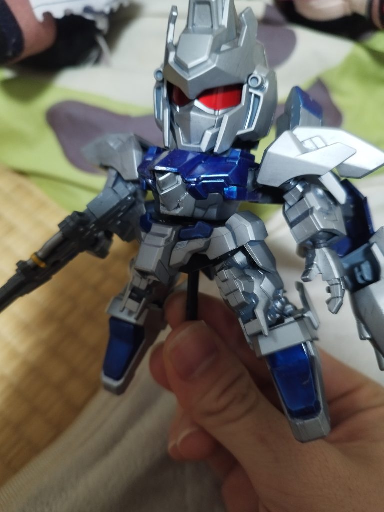 稼動域広いとはいったもののお顔はあまり動きません、横に回転するくらいですねあんまりデルタプラス知らないんですけどすごい百式に似てますよね。百式からなんか進化してデルタプラスになってるんですかね後謎にカラーリングがかっこいい