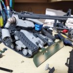 頭を切除して胸の前に。全高はほとんど変わってないけど低くなったように見えますね。[…]