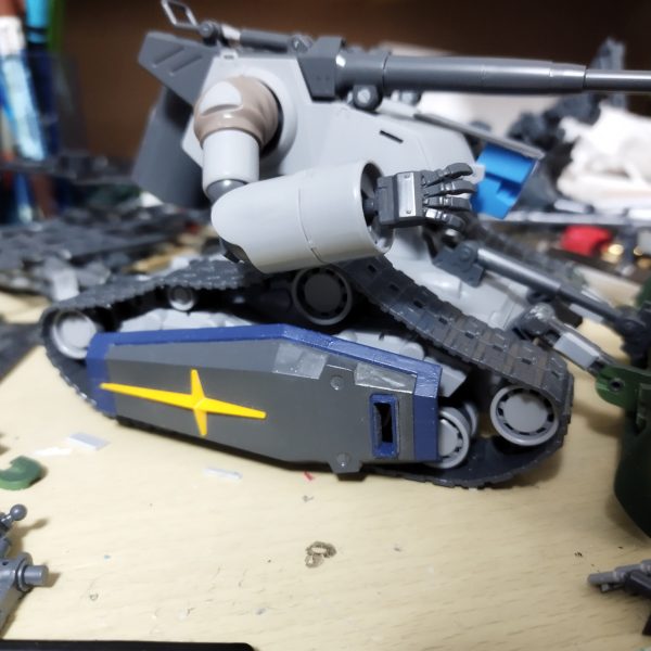 頭を切除して胸の前に。全高はほとんど変わってないけど低くなったように見えますね。&nbsp;ガンダムのシールドをシュルツェンにしようと思ったけど、覆いきれてないし強そうすぎるので没。歩兵の攻撃を防げればそれでいいって感じにしたいのでプラ板で作ります。ていうかガンタンクの駆動輪ってどれなんでしょうね。アームでボディと分かれてるし（2枚目）