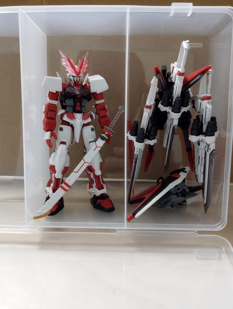 100均のケースに入れてしまっています。時々開けて眺めてます。