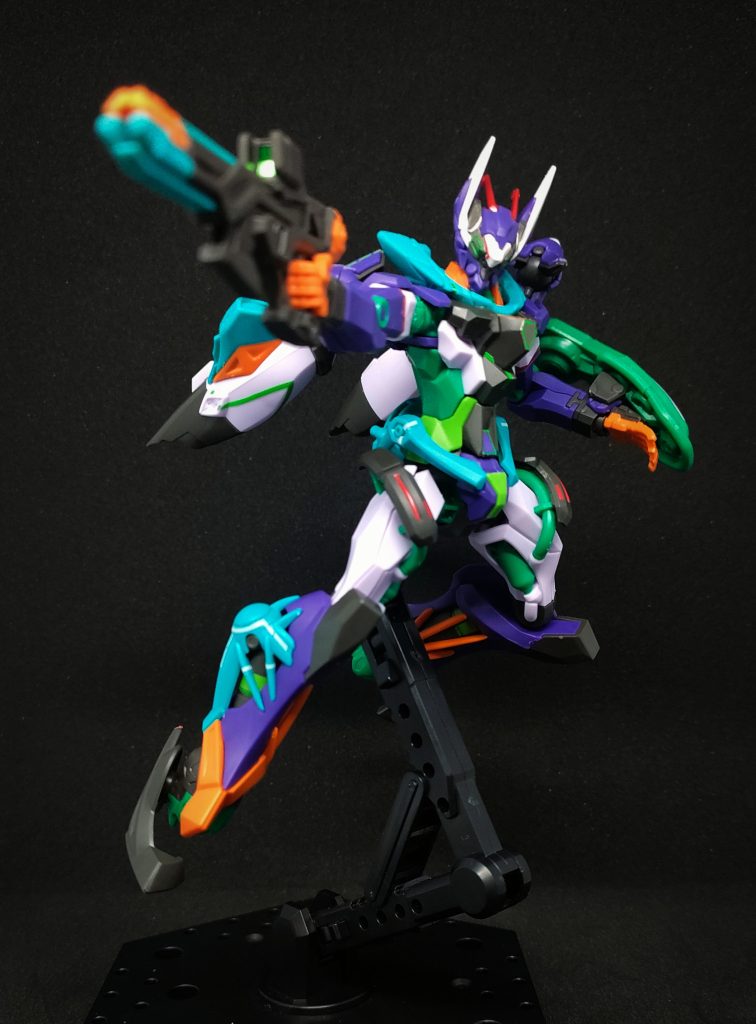 Gフレドは劇中の映像からは分からなかったんですが、組み立ててみて各所造形の似てる所からGクアックスと姉妹機なんだなと感じました。顔こそ違いますが体型の作りがよく似てます。