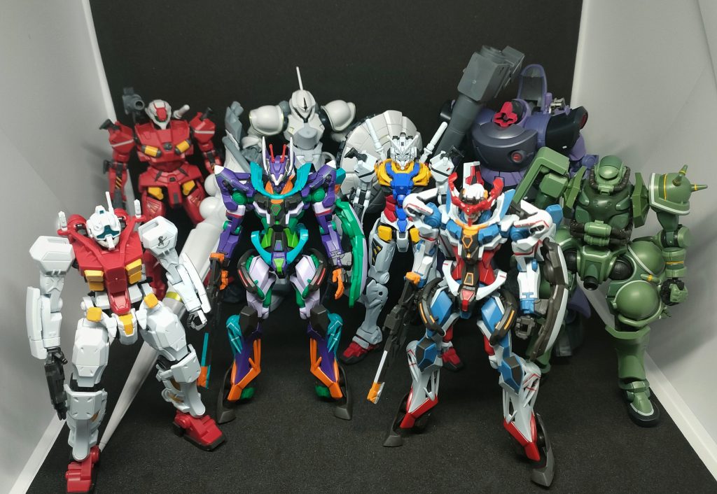 お待ちかねのGQシリーズ集合写真(笑)ここまでくると圧巻ですね。GQシリーズはHGぐらいがホント丁度いいです。成形色仕上げも設定画をよく見ないと色分けも見抜けないレベルですし、何より劇中のアニメっぽさがこのキットの売りだと感じてますので、組み立てて即完成なのがGQuuuuuuXシリーズの愉しさなんですよね。