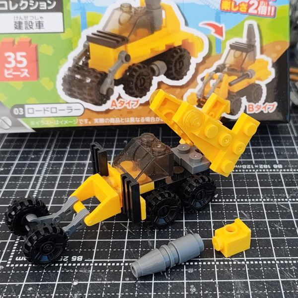 ガンダムアーティファクト第1弾のhi-νガンダム用のハイパーメガバズーカランチャーを制作。①銃身の根元ディティールをダイソーのブロックから拝借。②グリップをBJを加工し、可動化した本体に対応できるようにグリップ側を手に合わせる感じにしました。黄色いパーツを切ったり、削ったり、モールド入れ、ディテールを公式に似せる。③あとは、プラ棒、プラ板でスクラッチ。動力ケーブルは100均のイヤホンのコードにプラ棒で加工。④後方部にザンボルジムのサブアームを可動化し、ランディングパーツもスクラッチし、ランチャーを縦に装備する時の接地機構を仕込む。同サブアームとプラ棒でフォアグリップも制作。⑤組み立てるとこんな感じ。ディテールはまだ追加予定。⑥デカ物ですが脇に抱えての両手持ち出来るのがこのデザインのいいところ。前回の可動化ハイニューで構えてみました。持ち手をBJ化してるので可動域の少ない改修でも対応できます。(今回の改修もほぼ可動の仕込みは一緒です) 設計図は書かないで、公式の画像をアーティファクトのハイニューに合わせ縮小プリントアウトして制作しました。デザイン的には公式のものに似せ、ランディングギアギミックの追加でアーティファクトチックにできたかなーと思います。脇道しちゃいましたが本体の制作に戻ります!(2枚目)