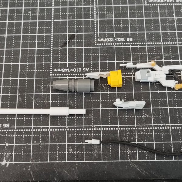 ガンダムアーティファクト第1弾のhi-νガンダム用のハイパーメガバズーカランチャーを制作。①銃身の根元ディティールをダイソーのブロックから拝借。②グリップをBJを加工し、可動化した本体に対応できるようにグリップ側を手に合わせる感じにしました。黄色いパーツを切ったり、削ったり、モールド入れ、ディテールを公式に似せる。③あとは、プラ棒、プラ板でスクラッチ。動力ケーブルは100均のイヤホンのコードにプラ棒で加工。④後方部にザンボルジムのサブアームを可動化し、ランディングパーツもスクラッチし、ランチャーを縦に装備する時の接地機構を仕込む。同サブアームとプラ棒でフォアグリップも制作。⑤組み立てるとこんな感じ。ディテールはまだ追加予定。⑥デカ物ですが脇に抱えての両手持ち出来るのがこのデザインのいいところ。前回の可動化ハイニューで構えてみました。持ち手をBJ化してるので可動域の少ない改修でも対応できます。(今回の改修もほぼ可動の仕込みは一緒です) 設計図は書かないで、公式の画像をアーティファクトのハイニューに合わせ縮小プリントアウトして制作しました。デザイン的には公式のものに似せ、ランディングギアギミックの追加でアーティファクトチックにできたかなーと思います。脇道しちゃいましたが本体の制作に戻ります!(4枚目)