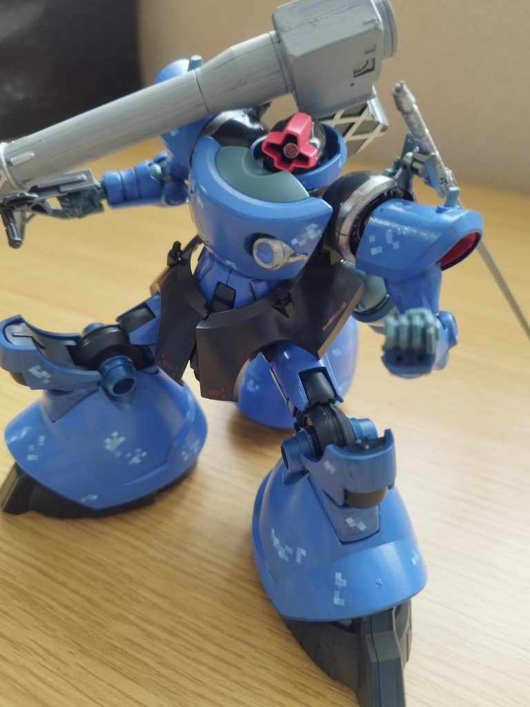 このリックドムはすごい拳がやる気満々なんで殴っても強そうですよね足にぶーすたーみたいなのいっぱいあるから殴りながら加速すれば最強です