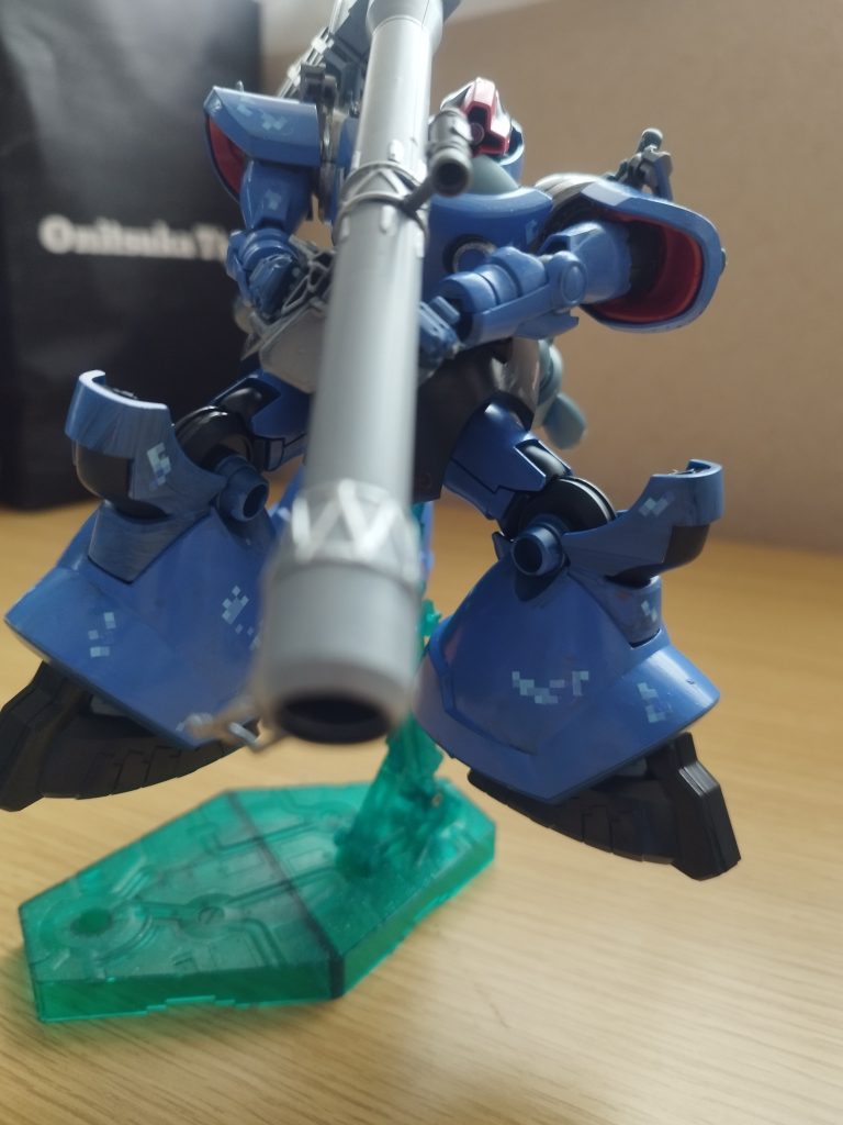 お次にジャイアント・バス、なんかトイストリーにでてくるなんかやつに名前がにてますね、ですがものは全然似てませんなんとクソデカバズーカですねこれをまともに食らうと死にます。ｷｦﾂｹﾃﾈ↓ジャイアント・バスのポージング